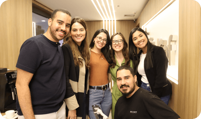 Imagem mostrando colaboladores da medcof assistindo uma palestra